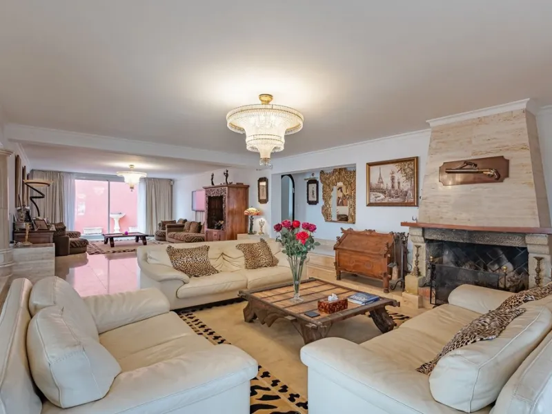 Exquisite villa located in the prestigious La Gaspara area of ​​Estepona, occupying a spacious plot of approximately 2,500 square meters, perfectly facing south.