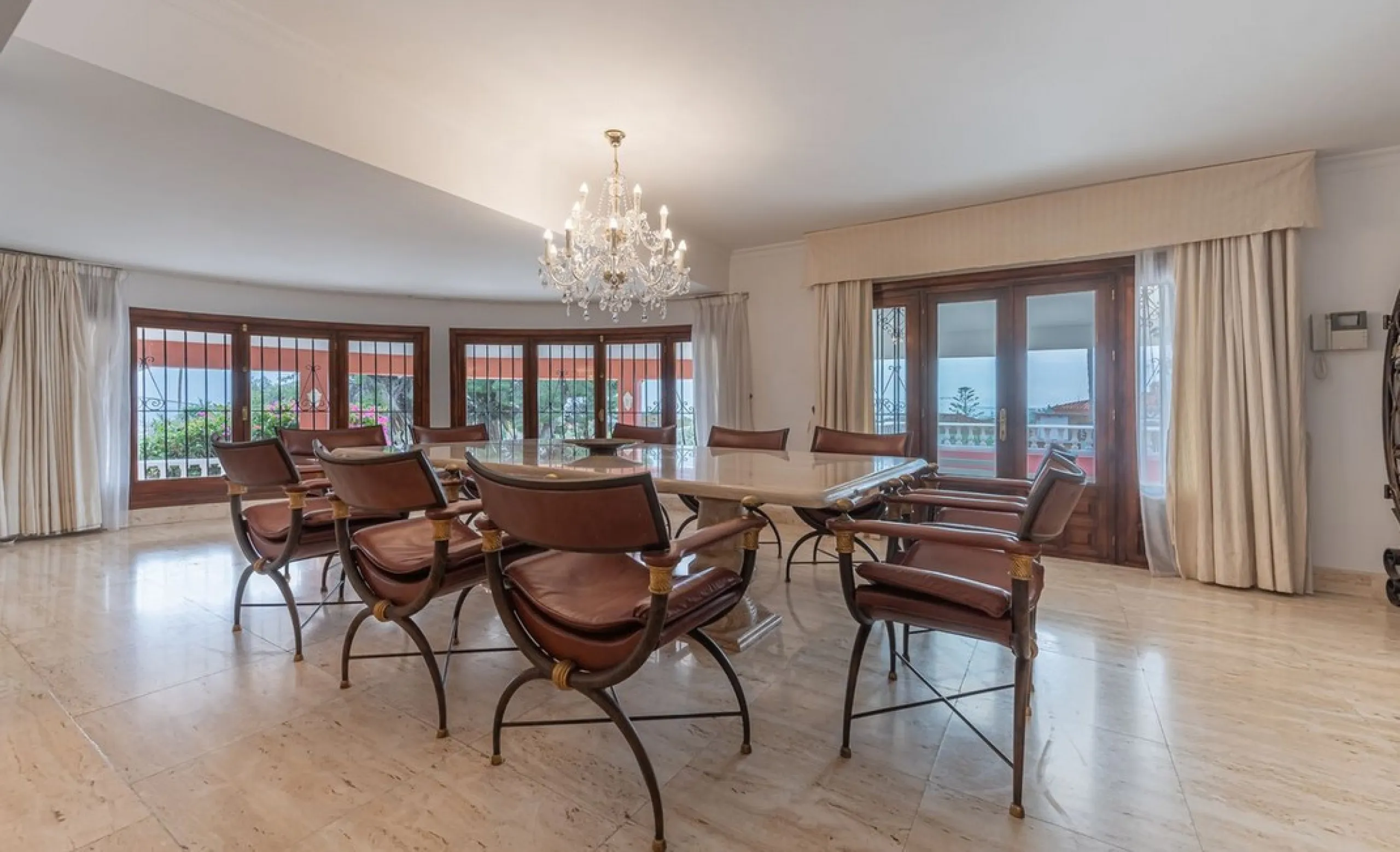 Exquisite villa located in the prestigious La Gaspara area of ​​Estepona, occupying a spacious plot of approximately 2,500 square meters, perfectly facing south.