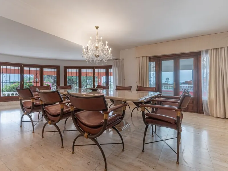 Exquisite villa located in the prestigious La Gaspara area of ​​Estepona, occupying a spacious plot of approximately 2,500 square meters, perfectly facing south.