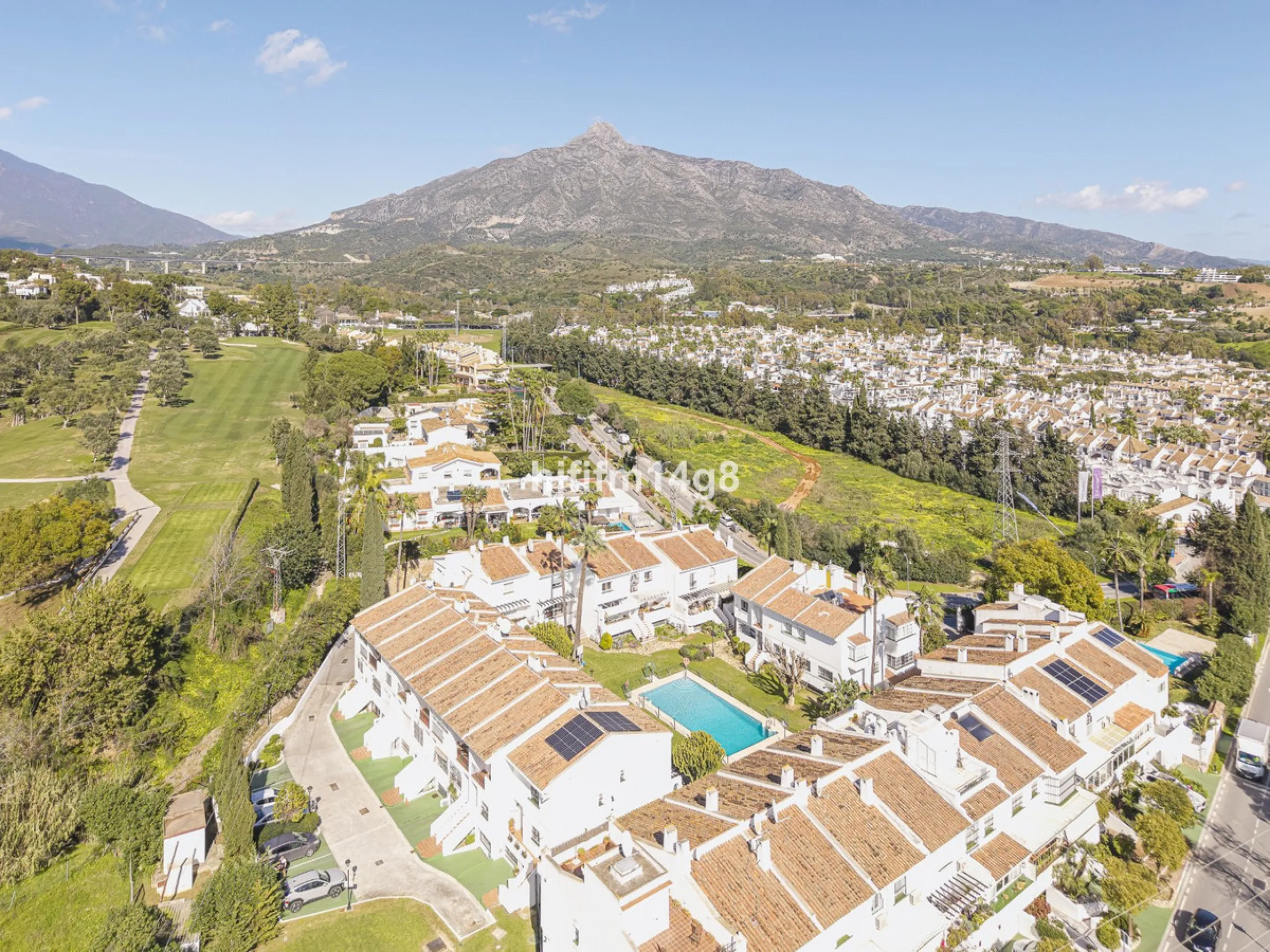 We are delighted to present this stunning, fully refurbished 4-bedroom townhouse located in the sought-after San Javier urbanisation in Nueva Andalucía, within the prestigious Marbella area. Set in a charming and very intimate residential community of jus