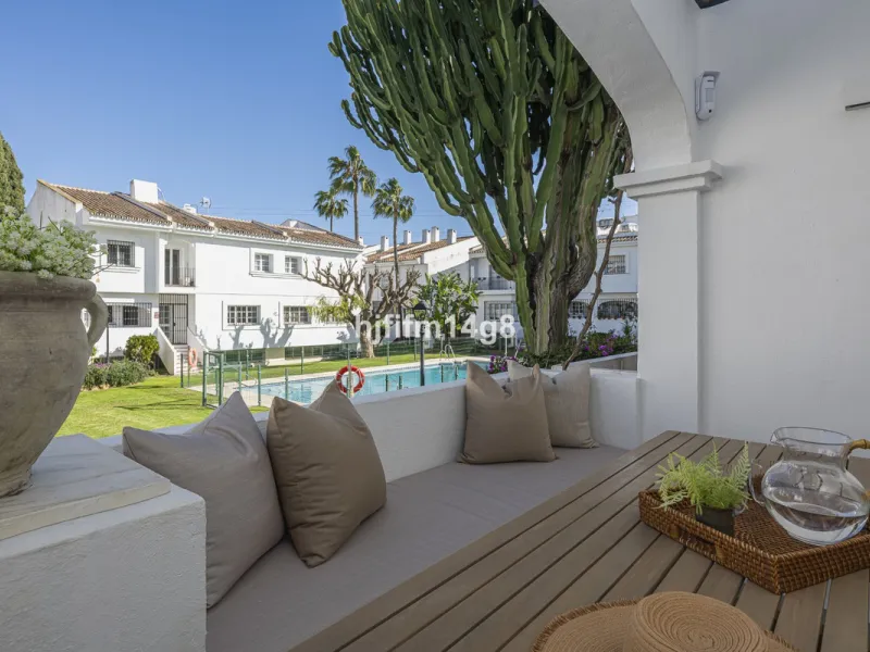 We are delighted to present this stunning, fully refurbished 4-bedroom townhouse located in the sought-after San Javier urbanisation in Nueva Andalucía, within the prestigious Marbella area. Set in a charming and very intimate residential community of jus