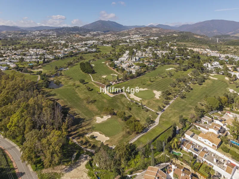 We are delighted to present this stunning, fully refurbished 4-bedroom townhouse located in the sought-after San Javier urbanisation in Nueva Andalucía, within the prestigious Marbella area. Set in a charming and very intimate residential community of jus