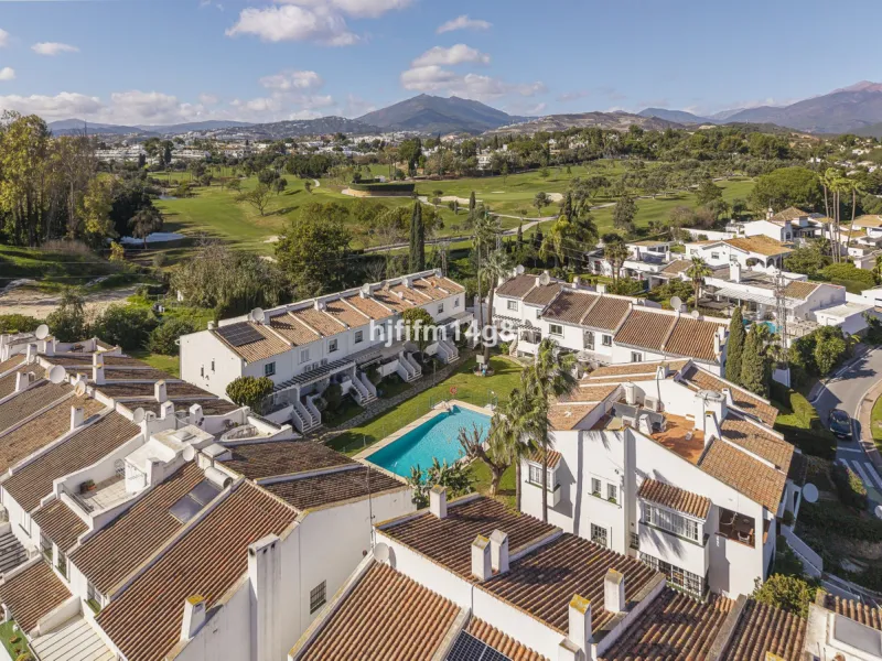 We are delighted to present this stunning, fully refurbished 4-bedroom townhouse located in the sought-after San Javier urbanisation in Nueva Andalucía, within the prestigious Marbella area. Set in a charming and very intimate residential community of jus