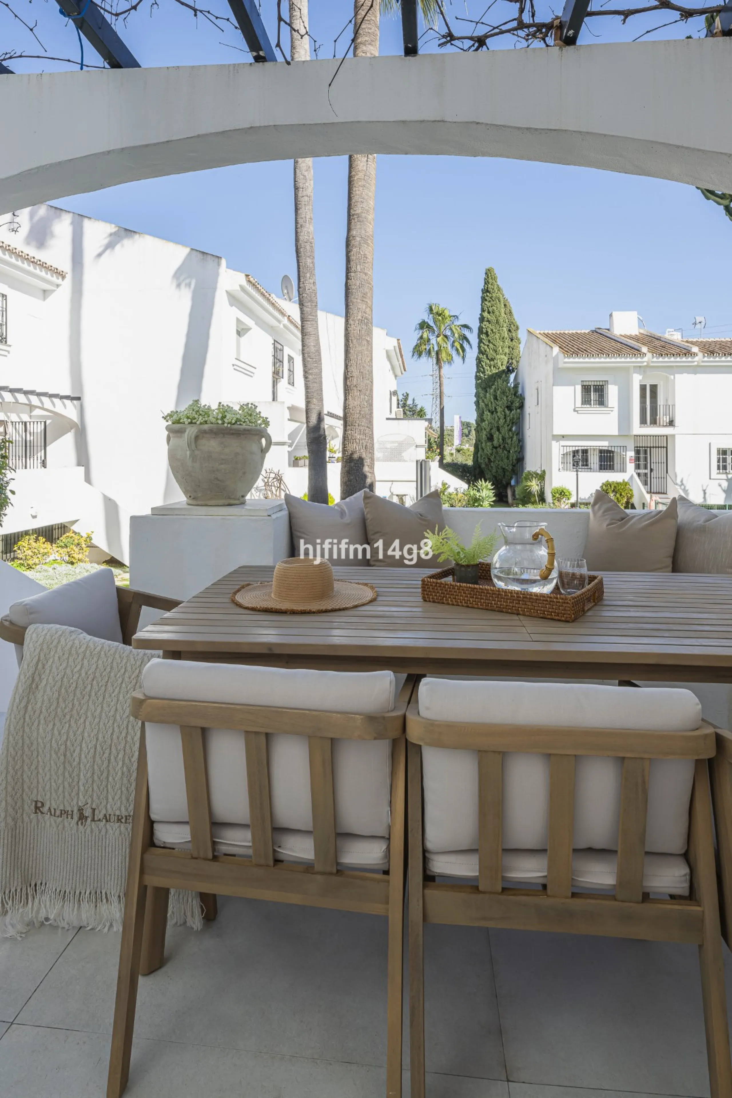 We are delighted to present this stunning, fully refurbished 4-bedroom townhouse located in the sought-after San Javier urbanisation in Nueva Andalucía, within the prestigious Marbella area. Set in a charming and very intimate residential community of jus