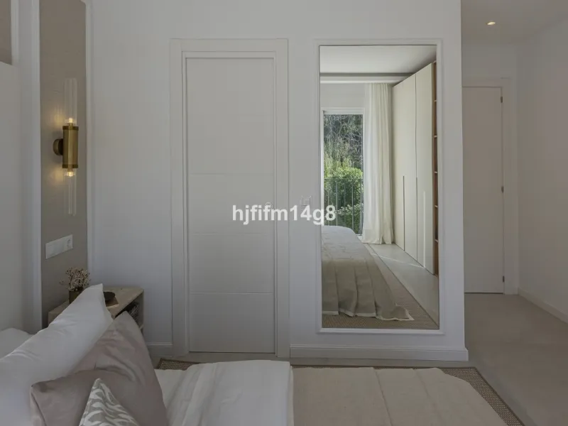 We are delighted to present this stunning, fully refurbished 4-bedroom townhouse located in the sought-after San Javier urbanisation in Nueva Andalucía, within the prestigious Marbella area. Set in a charming and very intimate residential community of jus