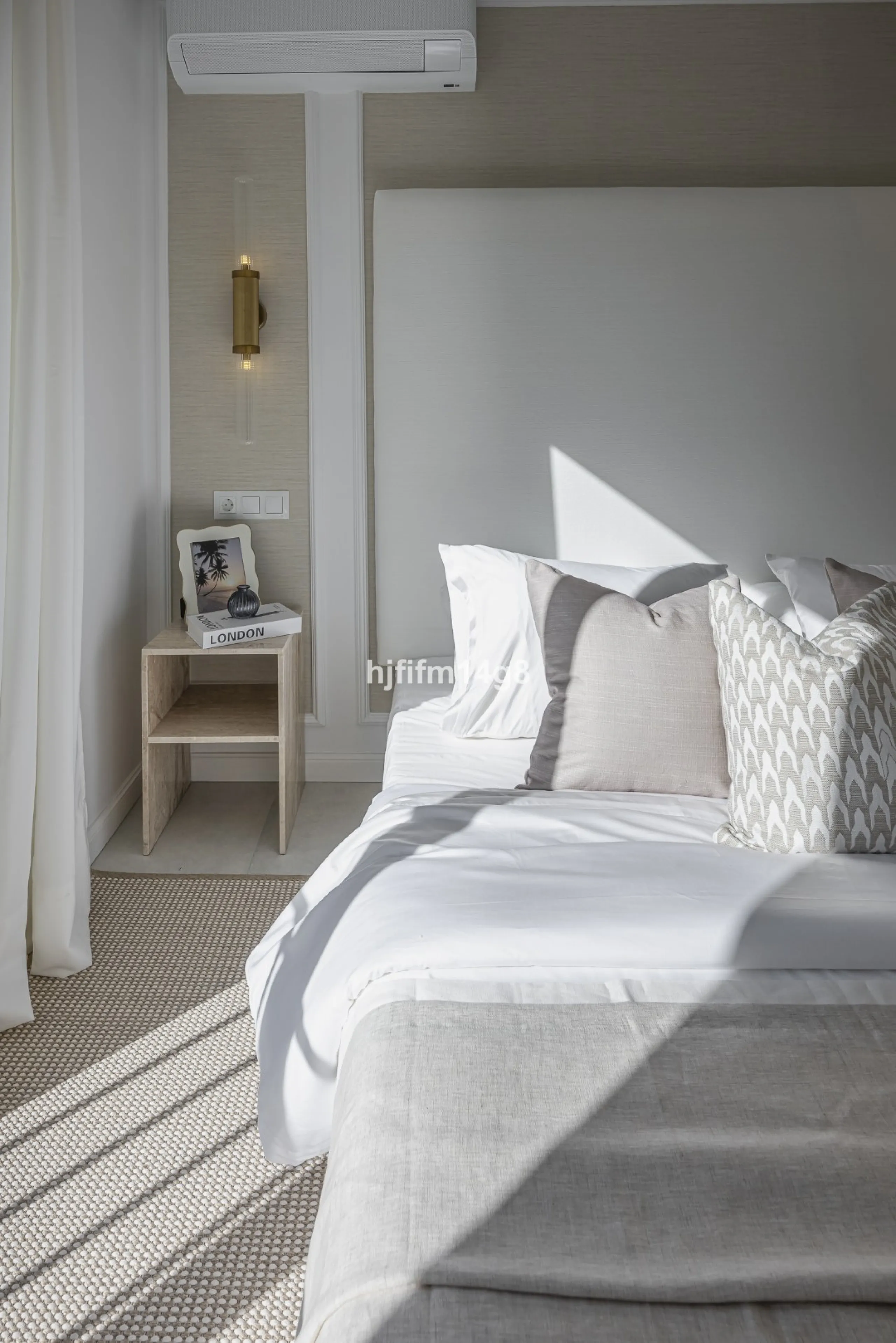 We are delighted to present this stunning, fully refurbished 4-bedroom townhouse located in the sought-after San Javier urbanisation in Nueva Andalucía, within the prestigious Marbella area. Set in a charming and very intimate residential community of jus