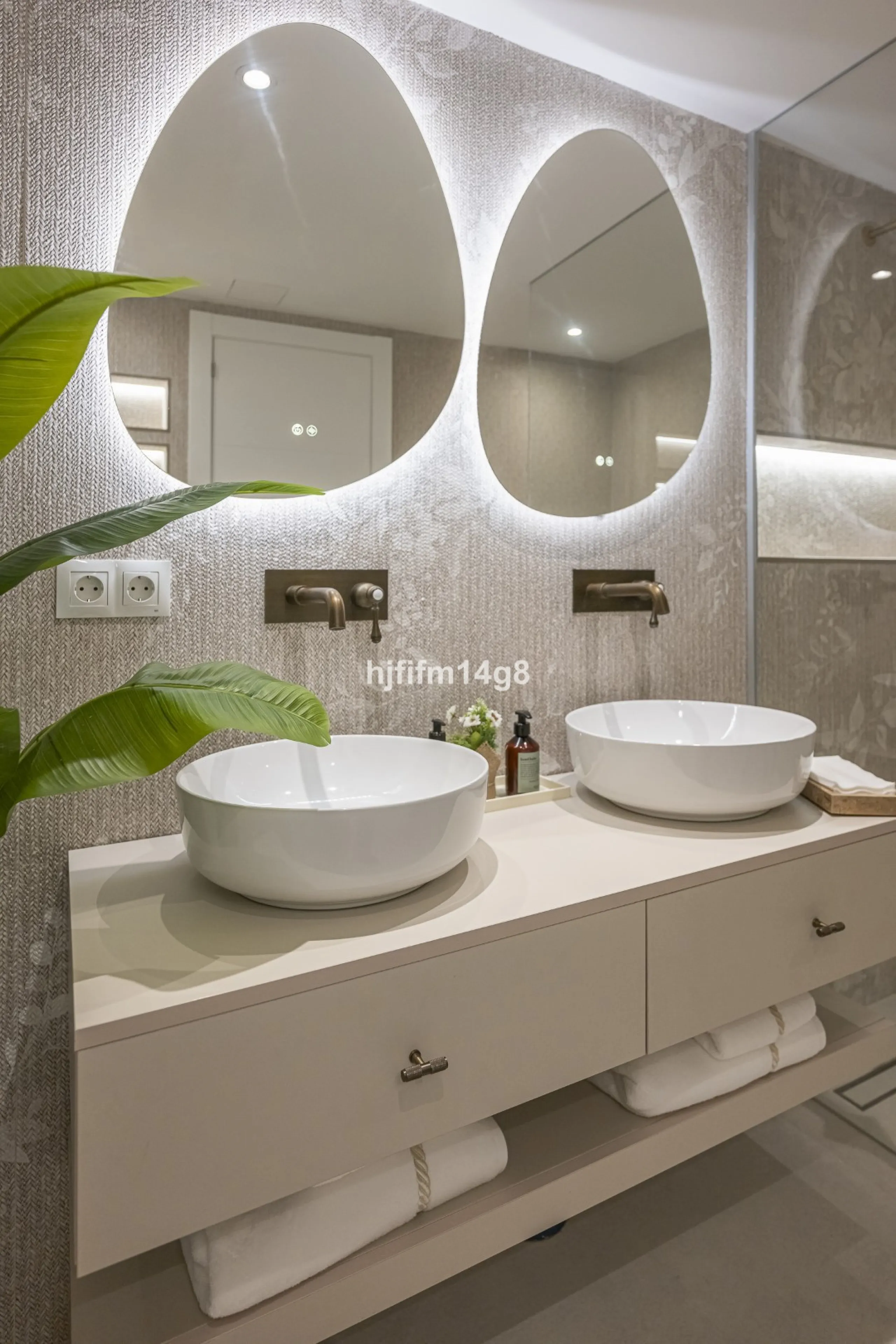 We are delighted to present this stunning, fully refurbished 4-bedroom townhouse located in the sought-after San Javier urbanisation in Nueva Andalucía, within the prestigious Marbella area. Set in a charming and very intimate residential community of jus