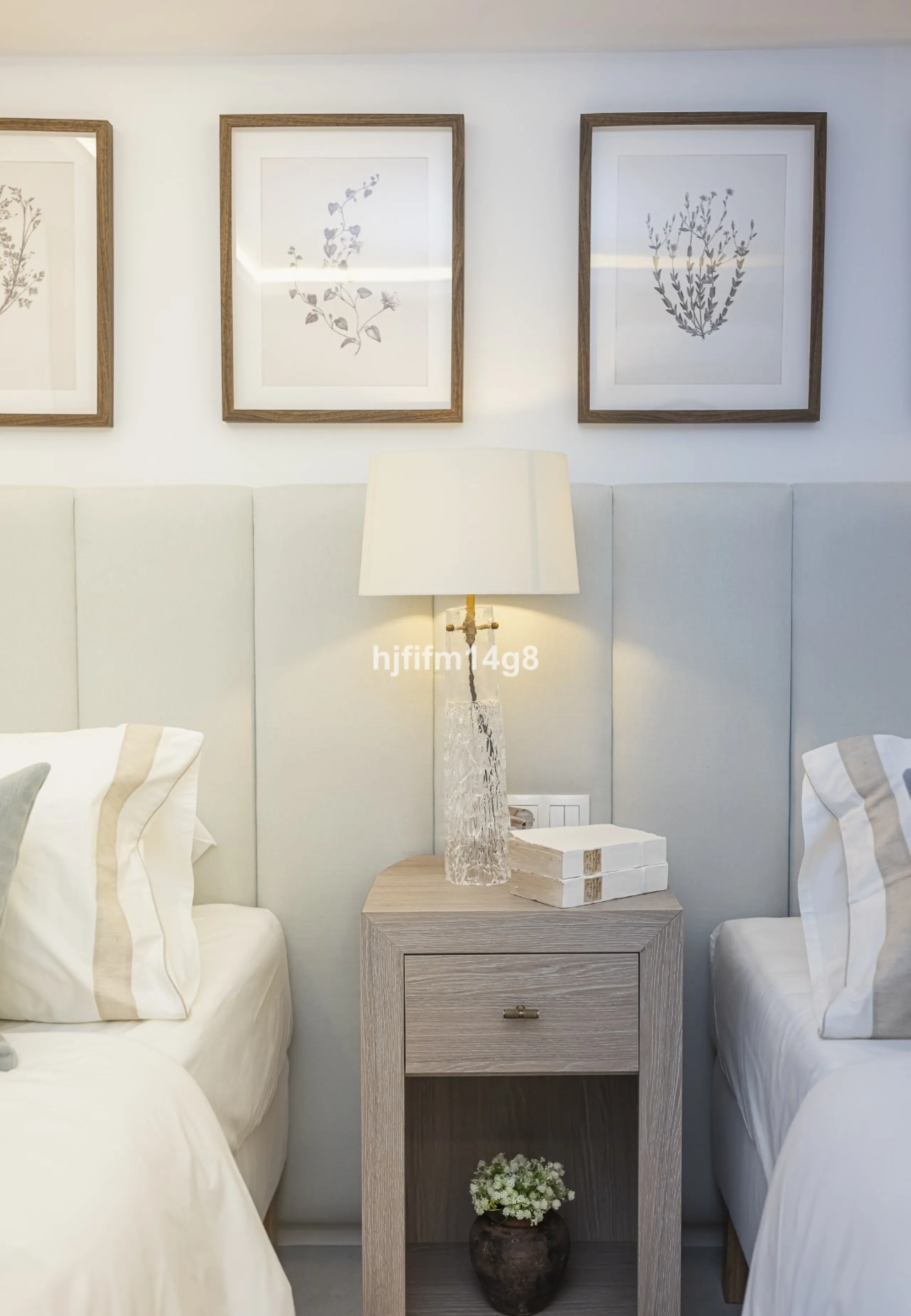 We are delighted to present this stunning, fully refurbished 4-bedroom townhouse located in the sought-after San Javier urbanisation in Nueva Andalucía, within the prestigious Marbella area. Set in a charming and very intimate residential community of jus