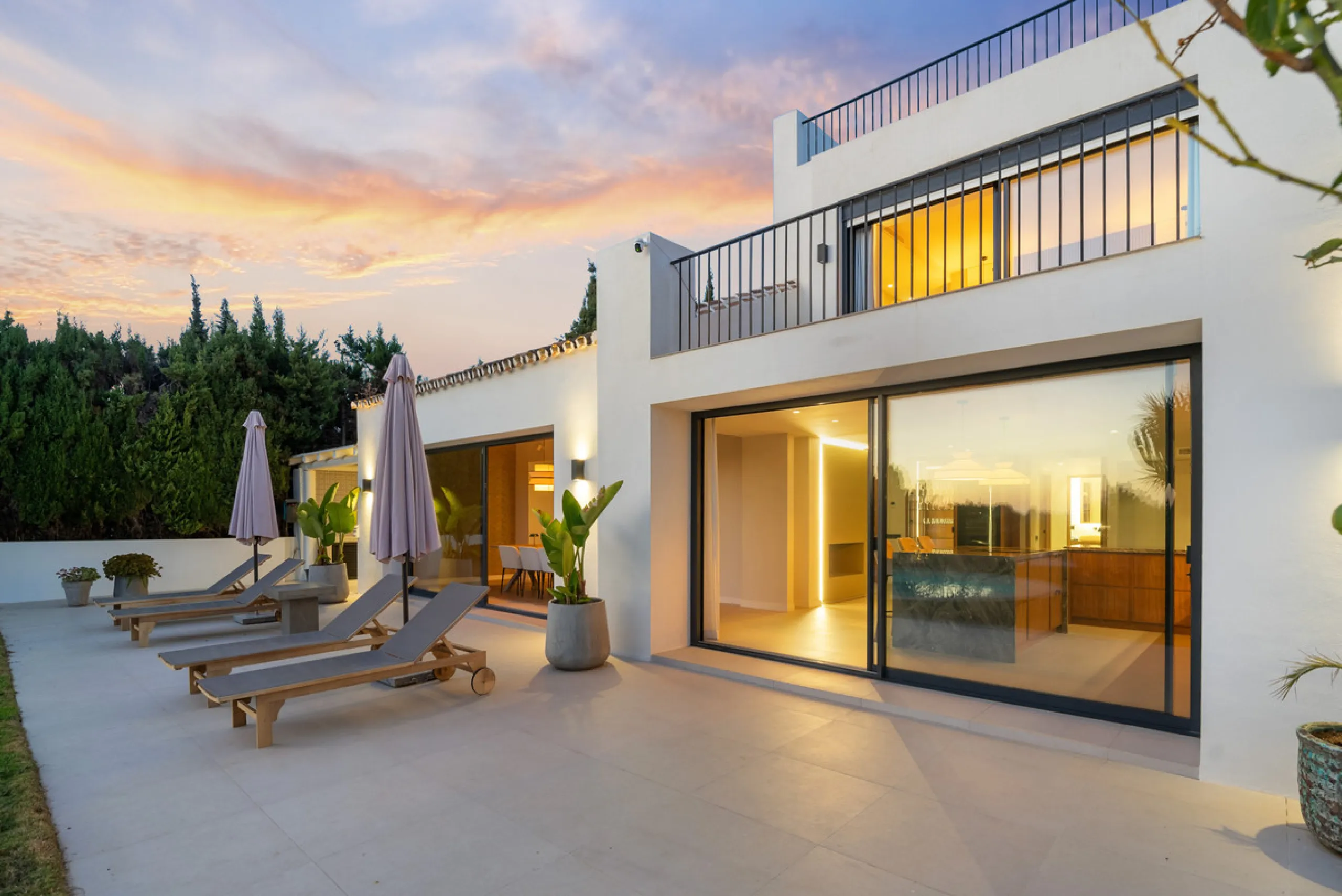 Nestled in the heart of Nueva Andalucía, Villa Vanessa is a stunning Scandinavian-style villa where modern elegance meets timeless design. Benefiting from an ideal southwest orientation, the villa enjoys all-day sunlight and unobstructed panoramic views o
