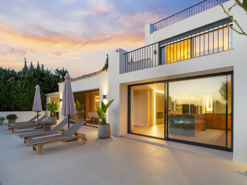 Nestled in the heart of Nueva Andalucía, Villa Vanessa is a stunning Scandinavian-style villa where modern elegance meets timeless design. Benefiting from an ideal southwest orientation, the villa enjoys all-day sunlight and unobstructed panoramic views o
