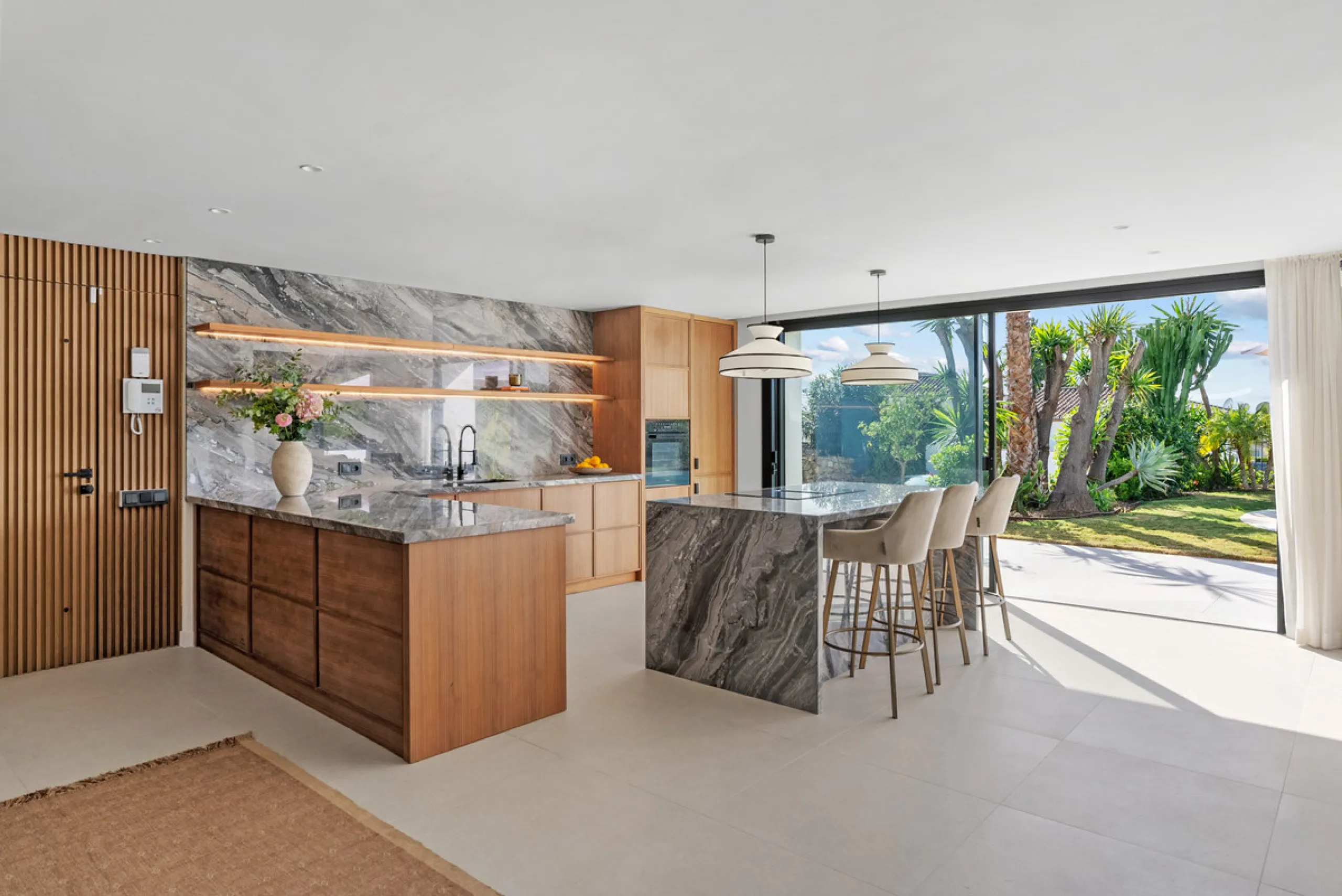 Nestled in the heart of Nueva Andalucía, Villa Vanessa is a stunning Scandinavian-style villa where modern elegance meets timeless design. Benefiting from an ideal southwest orientation, the villa enjoys all-day sunlight and unobstructed panoramic views o