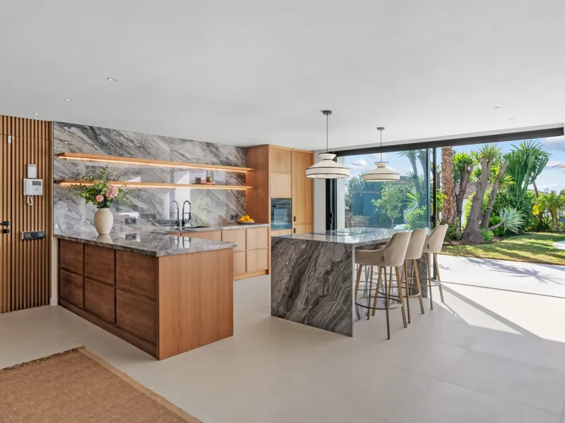 Nestled in the heart of Nueva Andalucía, Villa Vanessa is a stunning Scandinavian-style villa where modern elegance meets timeless design. Benefiting from an ideal southwest orientation, the villa enjoys all-day sunlight and unobstructed panoramic views o