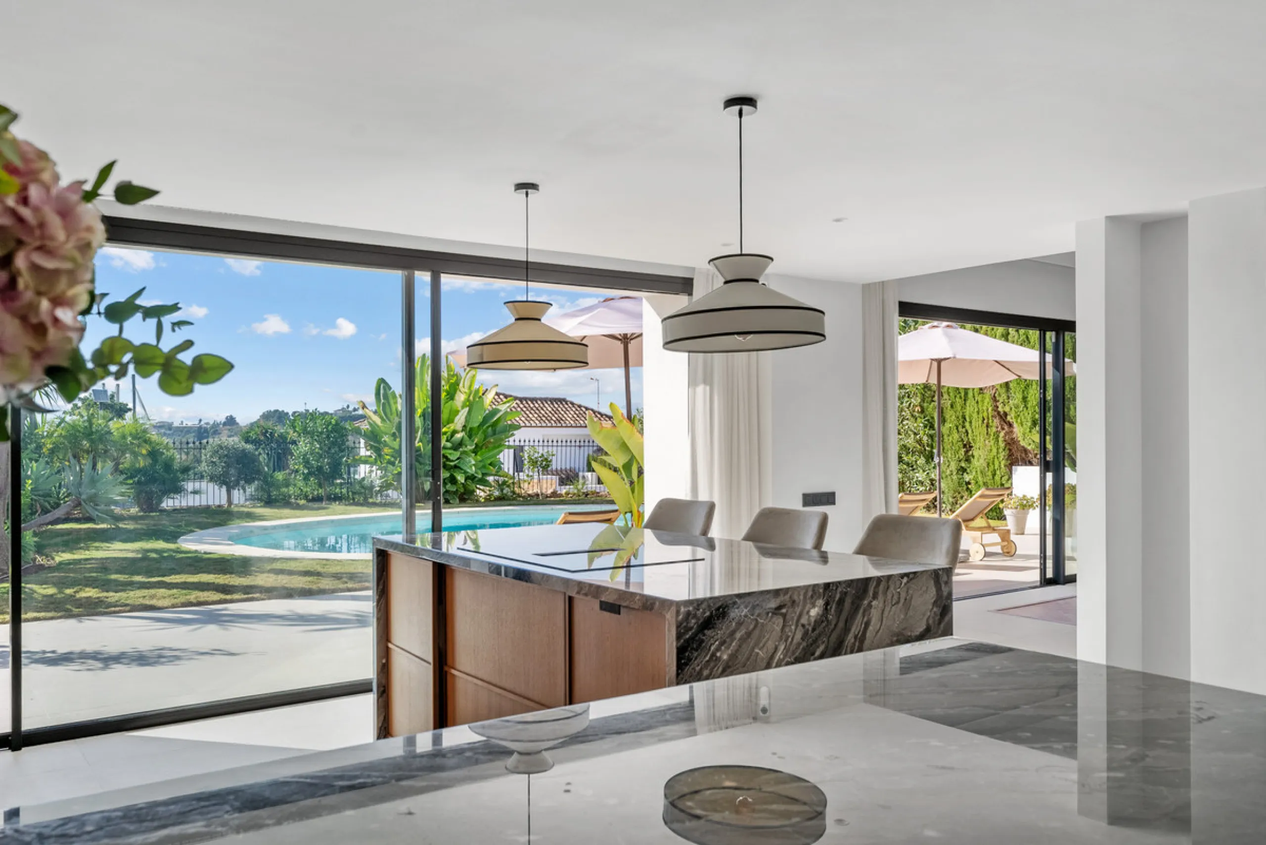 Nestled in the heart of Nueva Andalucía, Villa Vanessa is a stunning Scandinavian-style villa where modern elegance meets timeless design. Benefiting from an ideal southwest orientation, the villa enjoys all-day sunlight and unobstructed panoramic views o