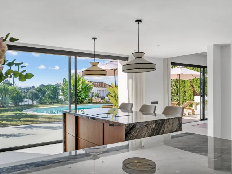 Nestled in the heart of Nueva Andalucía, Villa Vanessa is a stunning Scandinavian-style villa where modern elegance meets timeless design. Benefiting from an ideal southwest orientation, the villa enjoys all-day sunlight and unobstructed panoramic views o