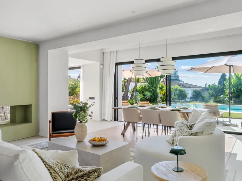 Nestled in the heart of Nueva Andalucía, Villa Vanessa is a stunning Scandinavian-style villa where modern elegance meets timeless design. Benefiting from an ideal southwest orientation, the villa enjoys all-day sunlight and unobstructed panoramic views o