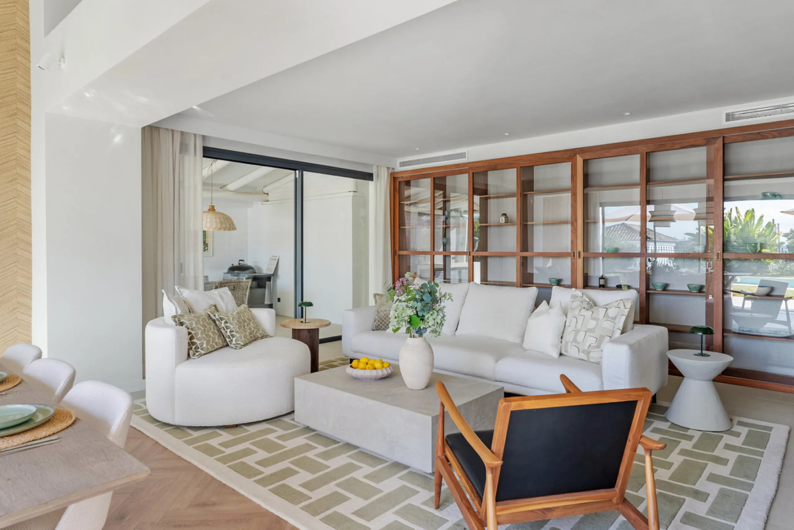 Nestled in the heart of Nueva Andalucía, Villa Vanessa is a stunning Scandinavian-style villa where modern elegance meets timeless design. Benefiting from an ideal southwest orientation, the villa enjoys all-day sunlight and unobstructed panoramic views o