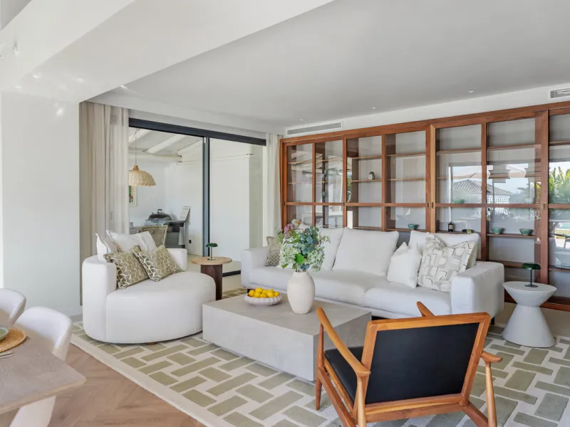 Nestled in the heart of Nueva Andalucía, Villa Vanessa is a stunning Scandinavian-style villa where modern elegance meets timeless design. Benefiting from an ideal southwest orientation, the villa enjoys all-day sunlight and unobstructed panoramic views o