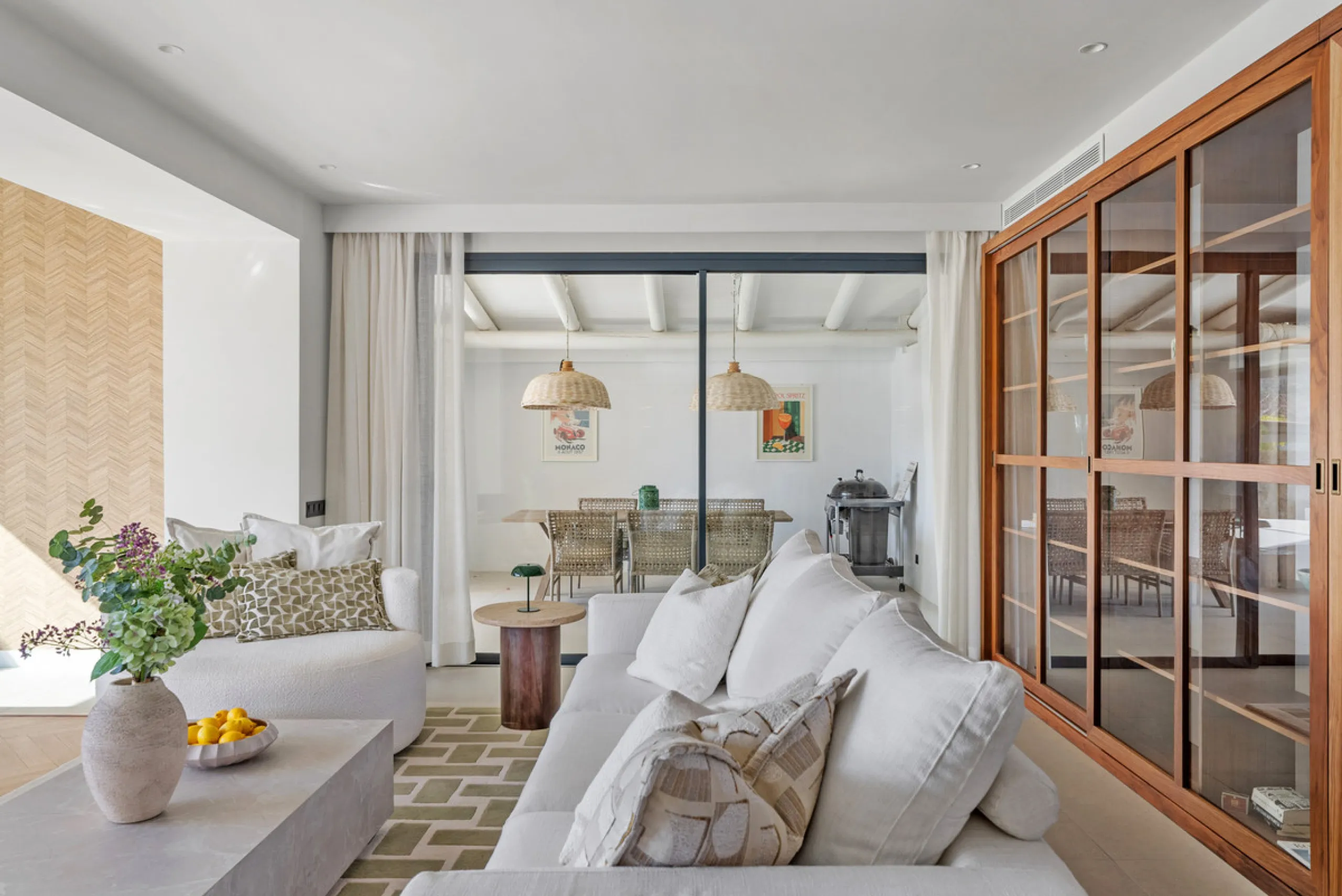 Nestled in the heart of Nueva Andalucía, Villa Vanessa is a stunning Scandinavian-style villa where modern elegance meets timeless design. Benefiting from an ideal southwest orientation, the villa enjoys all-day sunlight and unobstructed panoramic views o