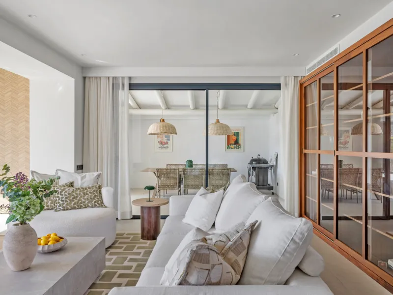 Nestled in the heart of Nueva Andalucía, Villa Vanessa is a stunning Scandinavian-style villa where modern elegance meets timeless design. Benefiting from an ideal southwest orientation, the villa enjoys all-day sunlight and unobstructed panoramic views o