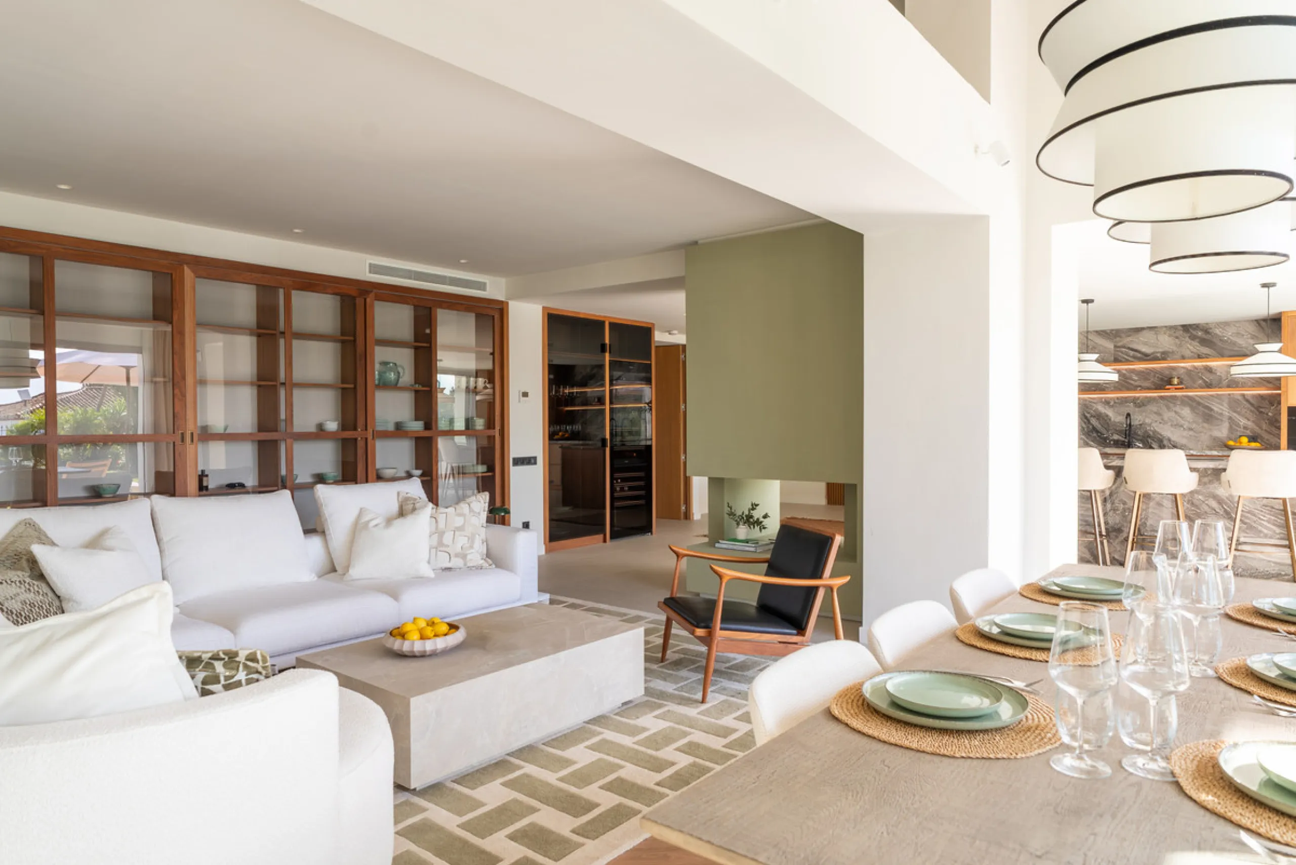 Nestled in the heart of Nueva Andalucía, Villa Vanessa is a stunning Scandinavian-style villa where modern elegance meets timeless design. Benefiting from an ideal southwest orientation, the villa enjoys all-day sunlight and unobstructed panoramic views o