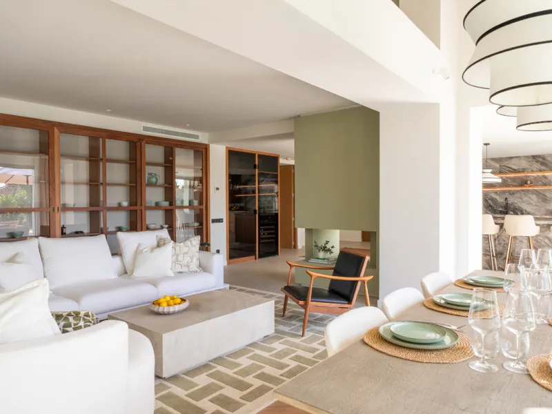 Nestled in the heart of Nueva Andalucía, Villa Vanessa is a stunning Scandinavian-style villa where modern elegance meets timeless design. Benefiting from an ideal southwest orientation, the villa enjoys all-day sunlight and unobstructed panoramic views o