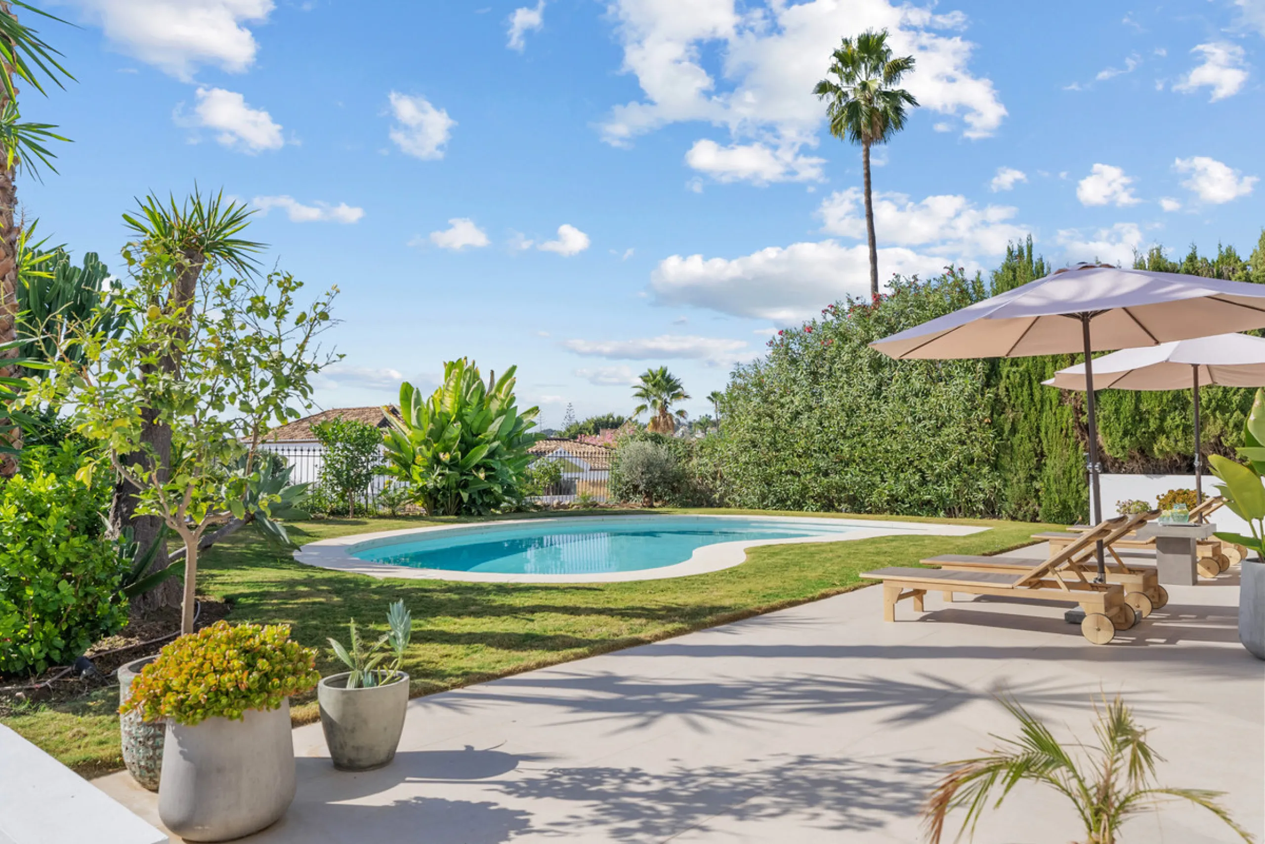 Nestled in the heart of Nueva Andalucía, Villa Vanessa is a stunning Scandinavian-style villa where modern elegance meets timeless design. Benefiting from an ideal southwest orientation, the villa enjoys all-day sunlight and unobstructed panoramic views o