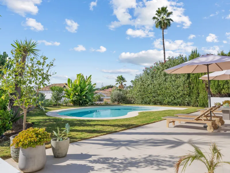 Nestled in the heart of Nueva Andalucía, Villa Vanessa is a stunning Scandinavian-style villa where modern elegance meets timeless design. Benefiting from an ideal southwest orientation, the villa enjoys all-day sunlight and unobstructed panoramic views o