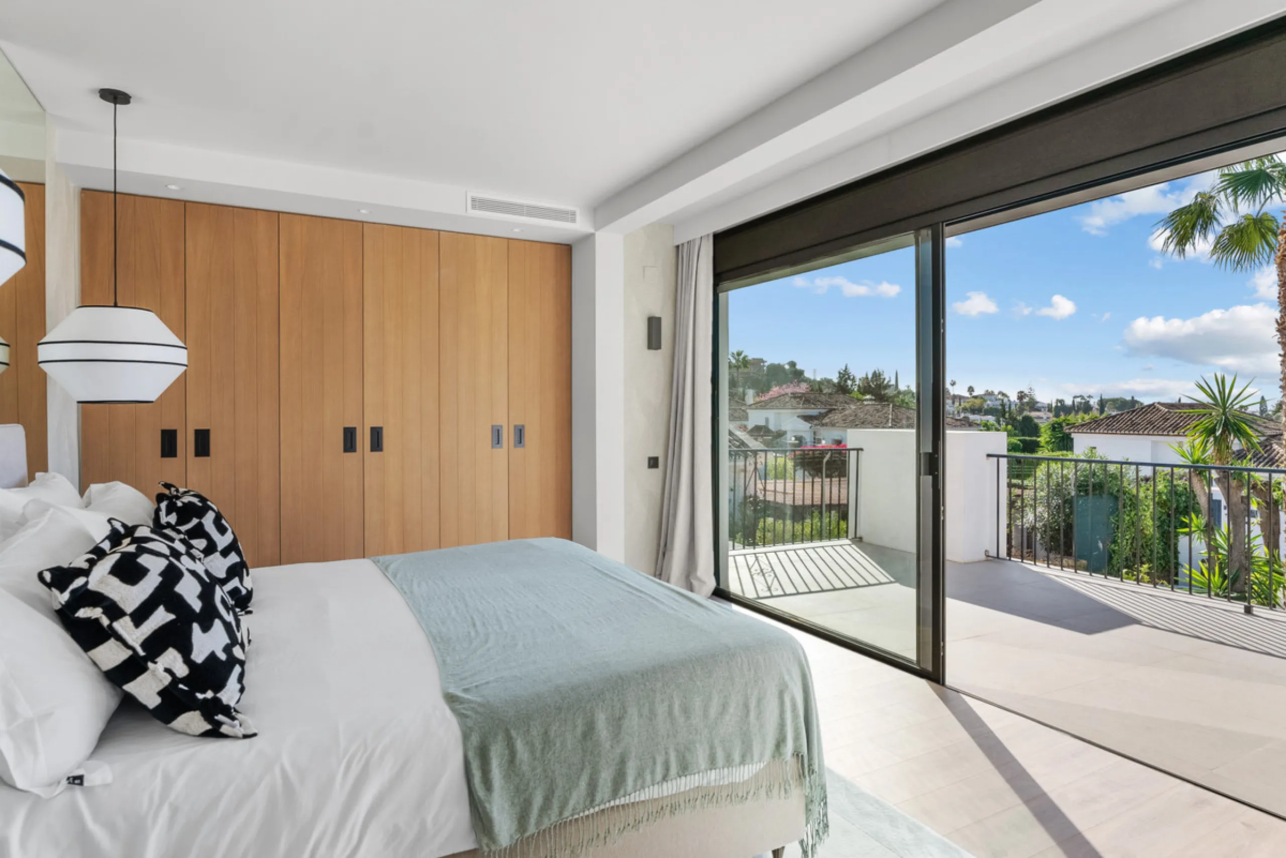 Nestled in the heart of Nueva Andalucía, Villa Vanessa is a stunning Scandinavian-style villa where modern elegance meets timeless design. Benefiting from an ideal southwest orientation, the villa enjoys all-day sunlight and unobstructed panoramic views o