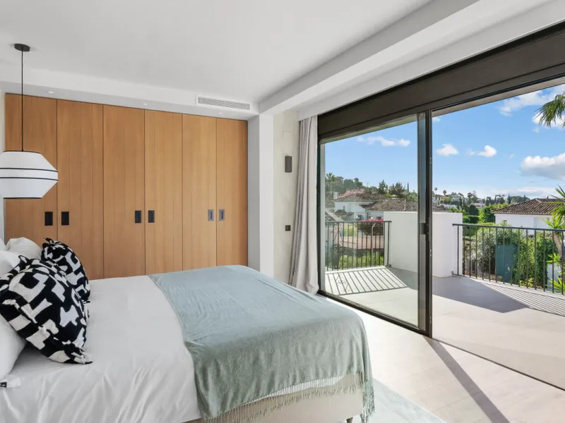 Nestled in the heart of Nueva Andalucía, Villa Vanessa is a stunning Scandinavian-style villa where modern elegance meets timeless design. Benefiting from an ideal southwest orientation, the villa enjoys all-day sunlight and unobstructed panoramic views o