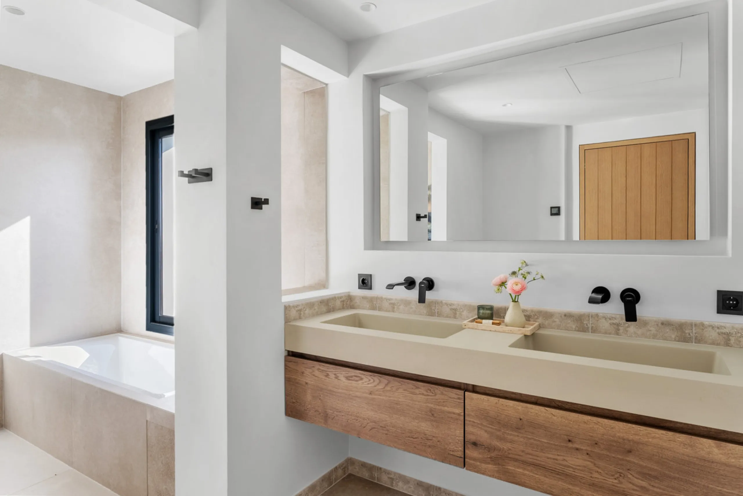 Nestled in the heart of Nueva Andalucía, Villa Vanessa is a stunning Scandinavian-style villa where modern elegance meets timeless design. Benefiting from an ideal southwest orientation, the villa enjoys all-day sunlight and unobstructed panoramic views o