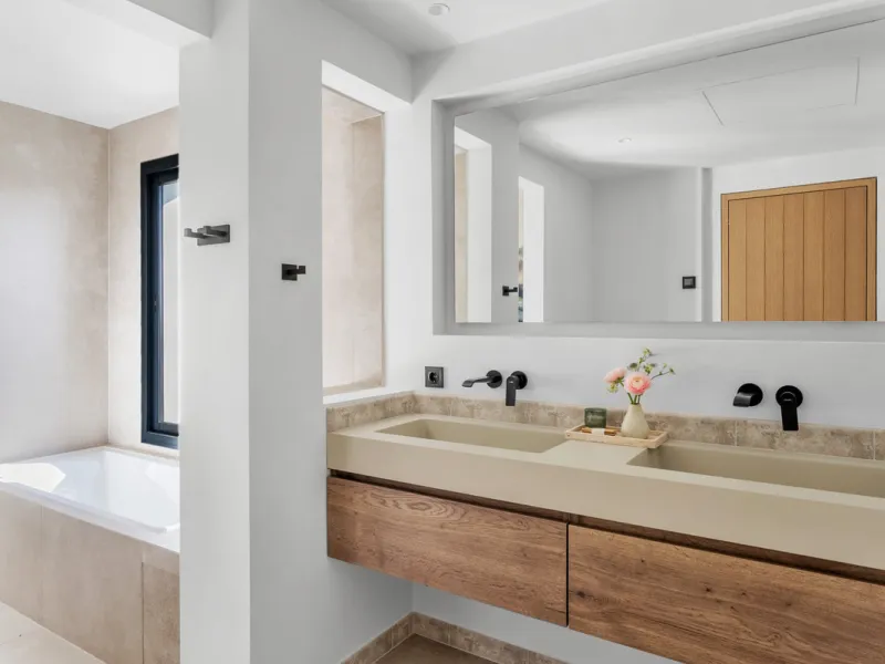 Nestled in the heart of Nueva Andalucía, Villa Vanessa is a stunning Scandinavian-style villa where modern elegance meets timeless design. Benefiting from an ideal southwest orientation, the villa enjoys all-day sunlight and unobstructed panoramic views o