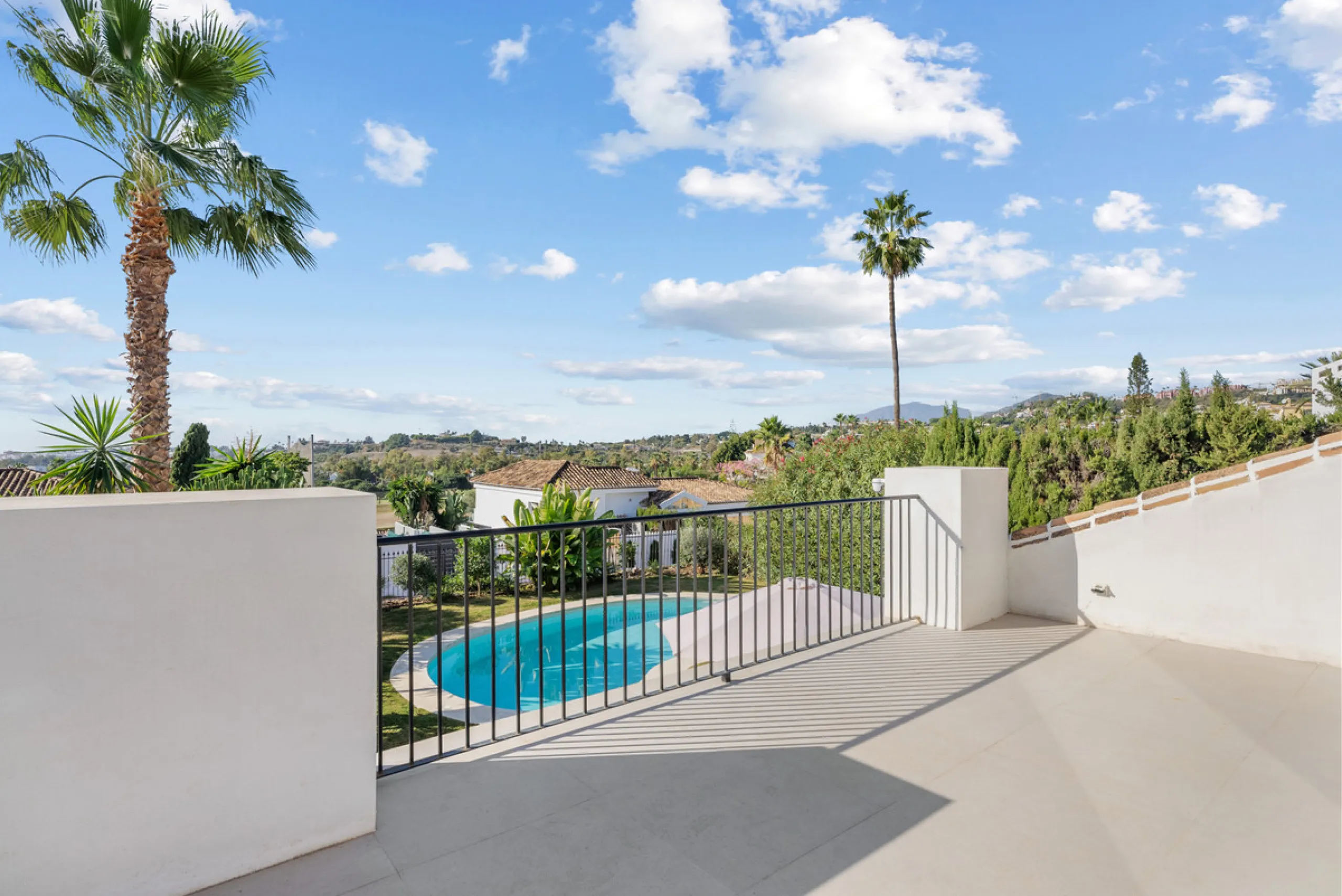 Nestled in the heart of Nueva Andalucía, Villa Vanessa is a stunning Scandinavian-style villa where modern elegance meets timeless design. Benefiting from an ideal southwest orientation, the villa enjoys all-day sunlight and unobstructed panoramic views o