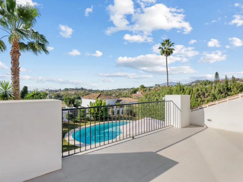 Nestled in the heart of Nueva Andalucía, Villa Vanessa is a stunning Scandinavian-style villa where modern elegance meets timeless design. Benefiting from an ideal southwest orientation, the villa enjoys all-day sunlight and unobstructed panoramic views o