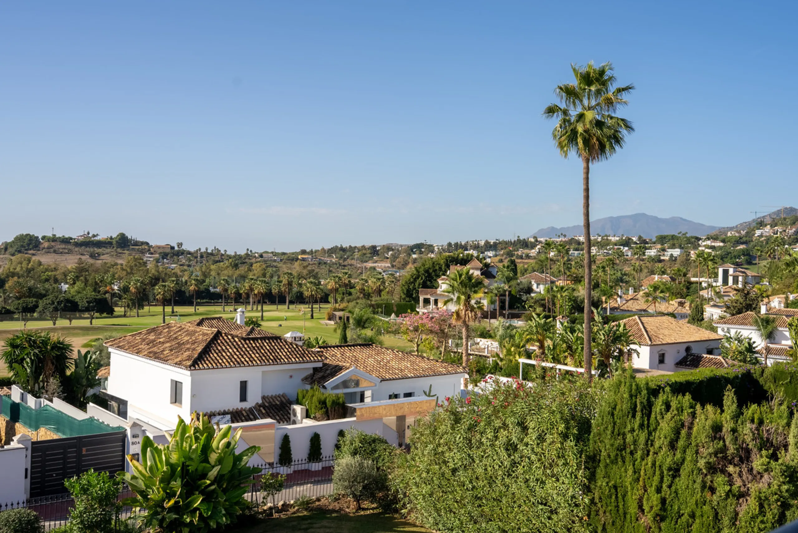 Nestled in the heart of Nueva Andalucía, Villa Vanessa is a stunning Scandinavian-style villa where modern elegance meets timeless design. Benefiting from an ideal southwest orientation, the villa enjoys all-day sunlight and unobstructed panoramic views o