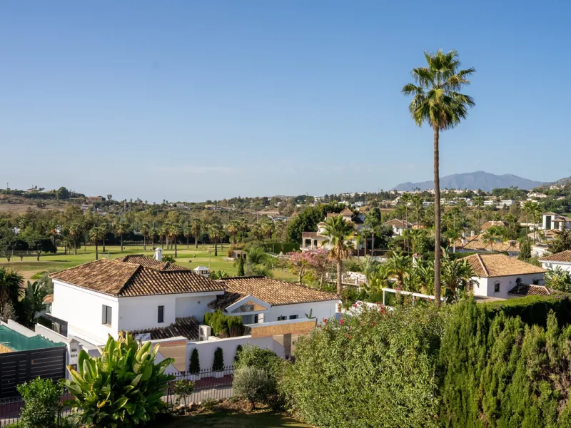 Nestled in the heart of Nueva Andalucía, Villa Vanessa is a stunning Scandinavian-style villa where modern elegance meets timeless design. Benefiting from an ideal southwest orientation, the villa enjoys all-day sunlight and unobstructed panoramic views o