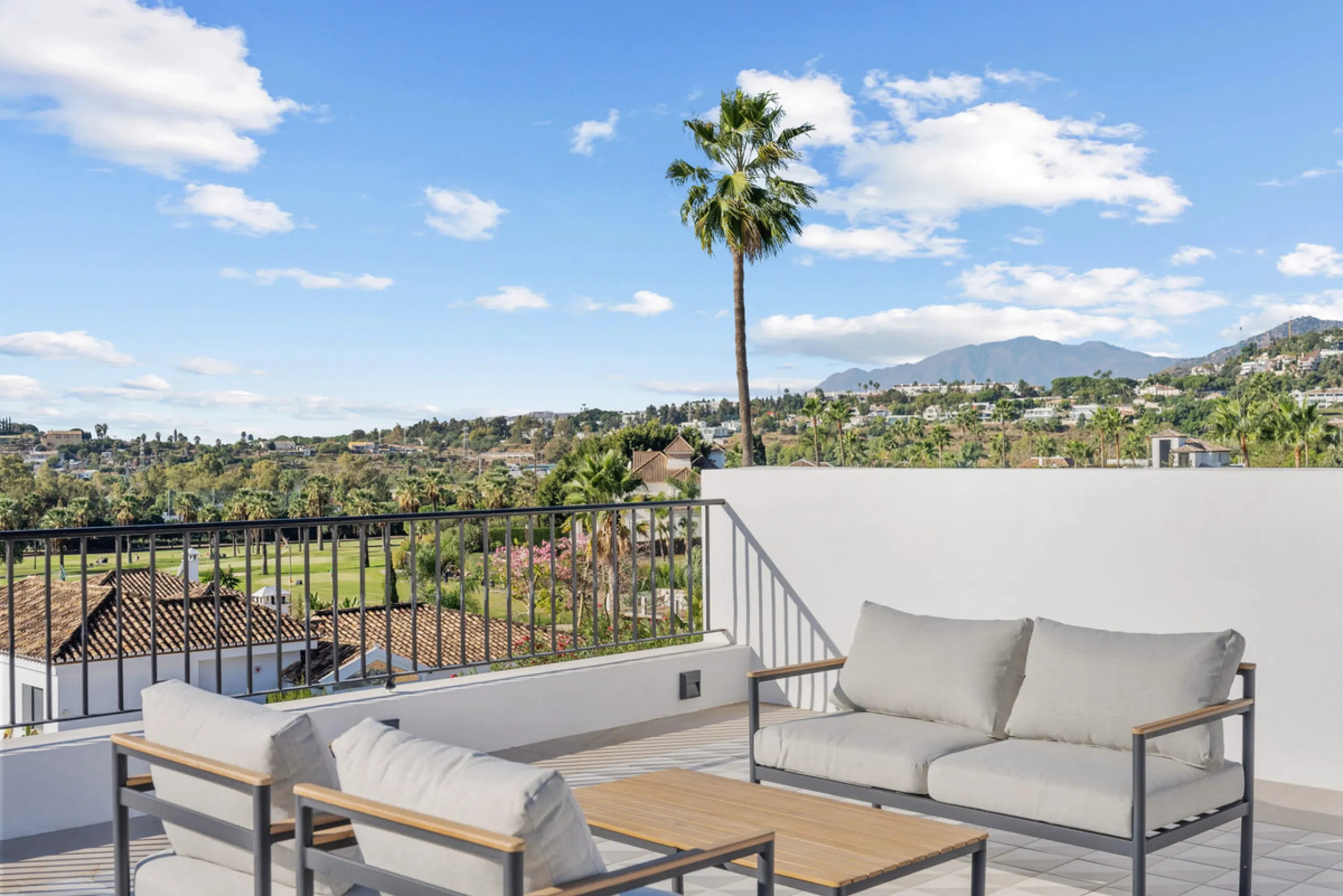 Nestled in the heart of Nueva Andalucía, Villa Vanessa is a stunning Scandinavian-style villa where modern elegance meets timeless design. Benefiting from an ideal southwest orientation, the villa enjoys all-day sunlight and unobstructed panoramic views o