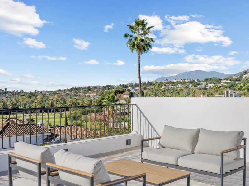 Nestled in the heart of Nueva Andalucía, Villa Vanessa is a stunning Scandinavian-style villa where modern elegance meets timeless design. Benefiting from an ideal southwest orientation, the villa enjoys all-day sunlight and unobstructed panoramic views o