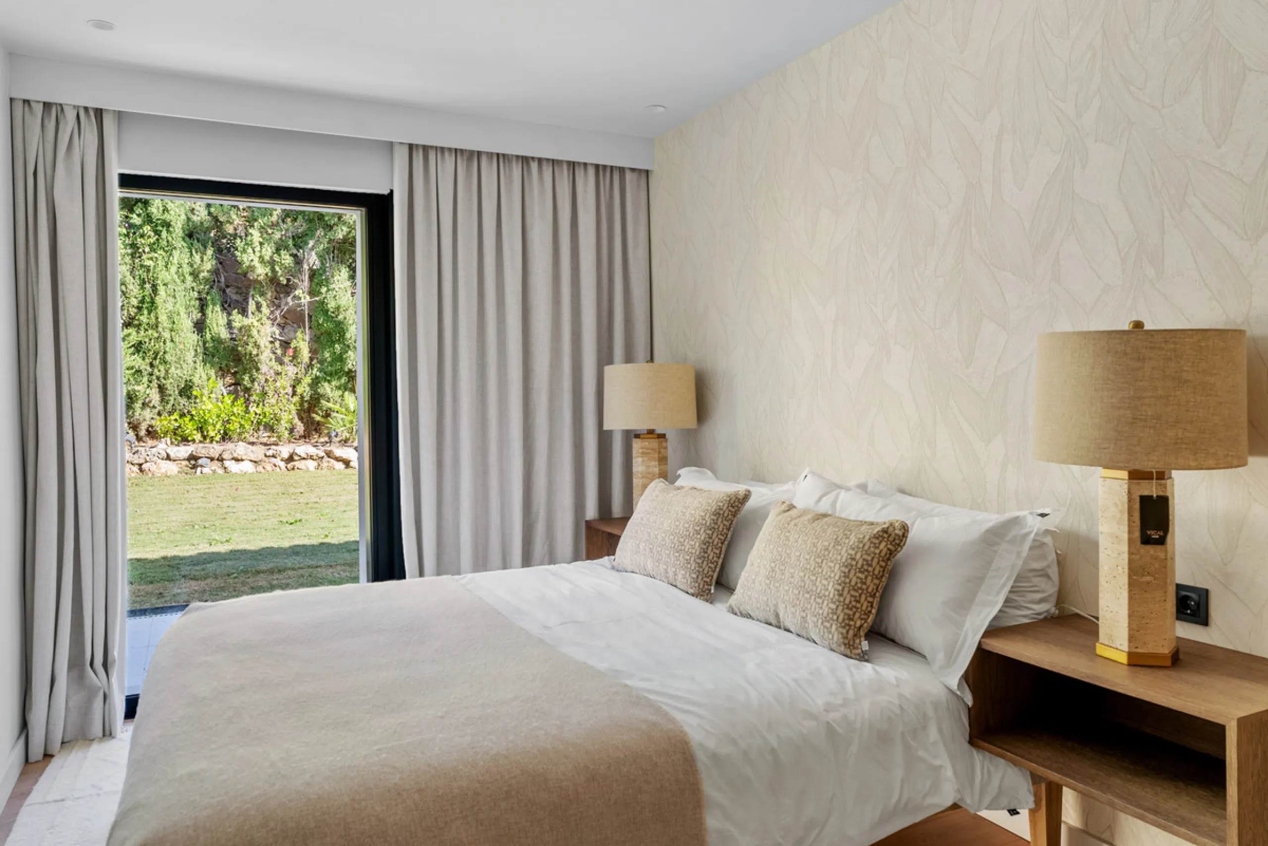 Nestled in the heart of Nueva Andalucía, Villa Vanessa is a stunning Scandinavian-style villa where modern elegance meets timeless design. Benefiting from an ideal southwest orientation, the villa enjoys all-day sunlight and unobstructed panoramic views o