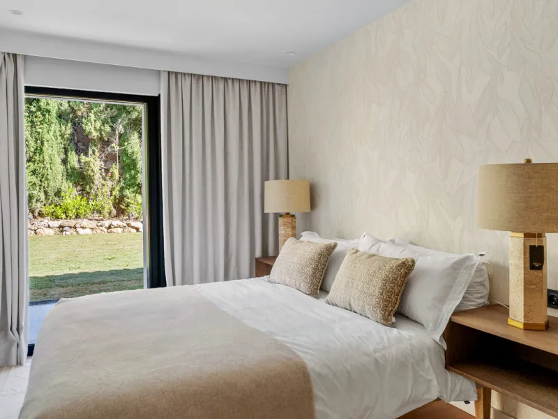 Nestled in the heart of Nueva Andalucía, Villa Vanessa is a stunning Scandinavian-style villa where modern elegance meets timeless design. Benefiting from an ideal southwest orientation, the villa enjoys all-day sunlight and unobstructed panoramic views o