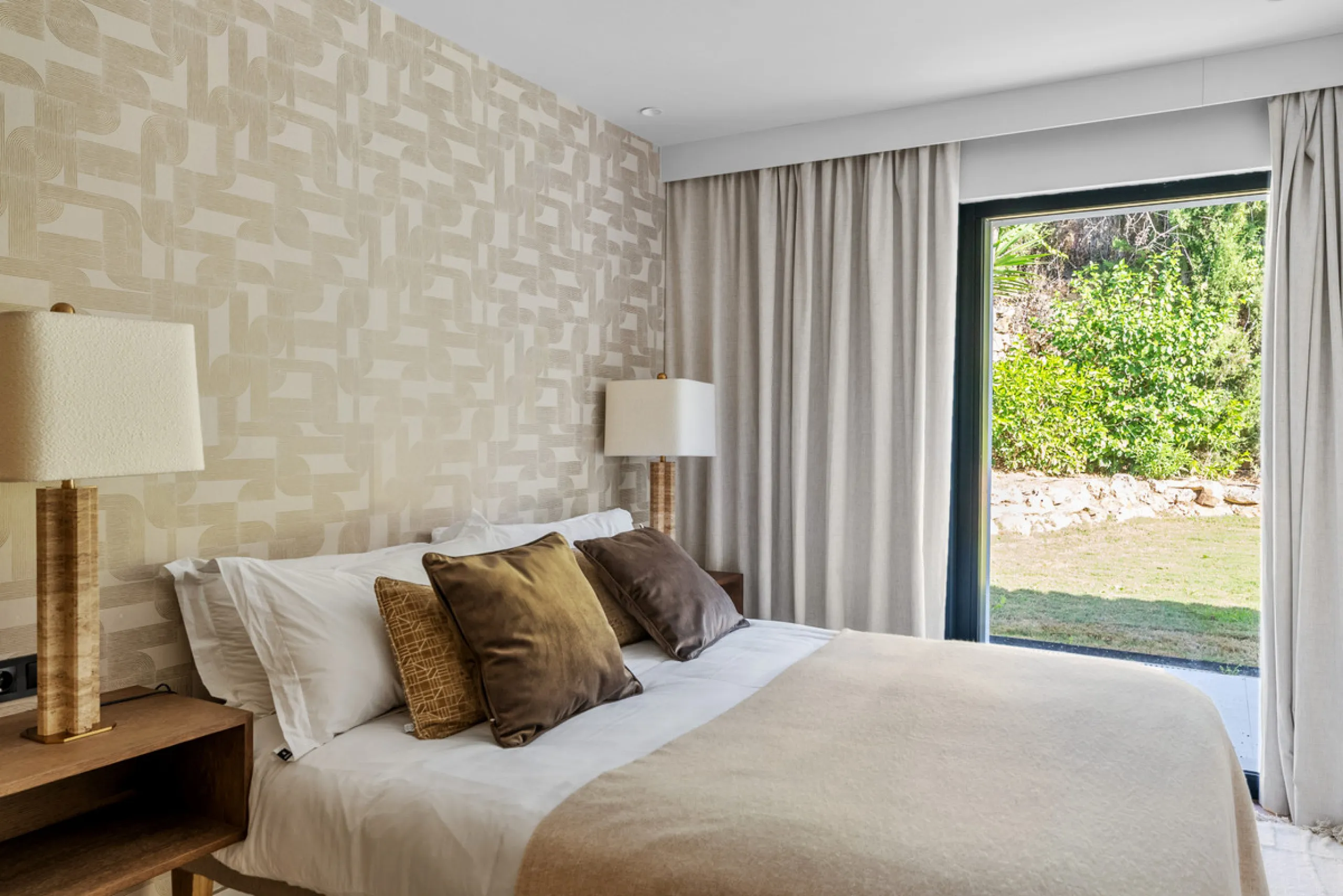 Nestled in the heart of Nueva Andalucía, Villa Vanessa is a stunning Scandinavian-style villa where modern elegance meets timeless design. Benefiting from an ideal southwest orientation, the villa enjoys all-day sunlight and unobstructed panoramic views o