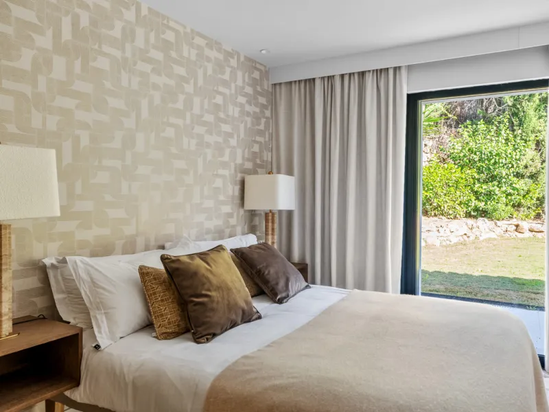Nestled in the heart of Nueva Andalucía, Villa Vanessa is a stunning Scandinavian-style villa where modern elegance meets timeless design. Benefiting from an ideal southwest orientation, the villa enjoys all-day sunlight and unobstructed panoramic views o