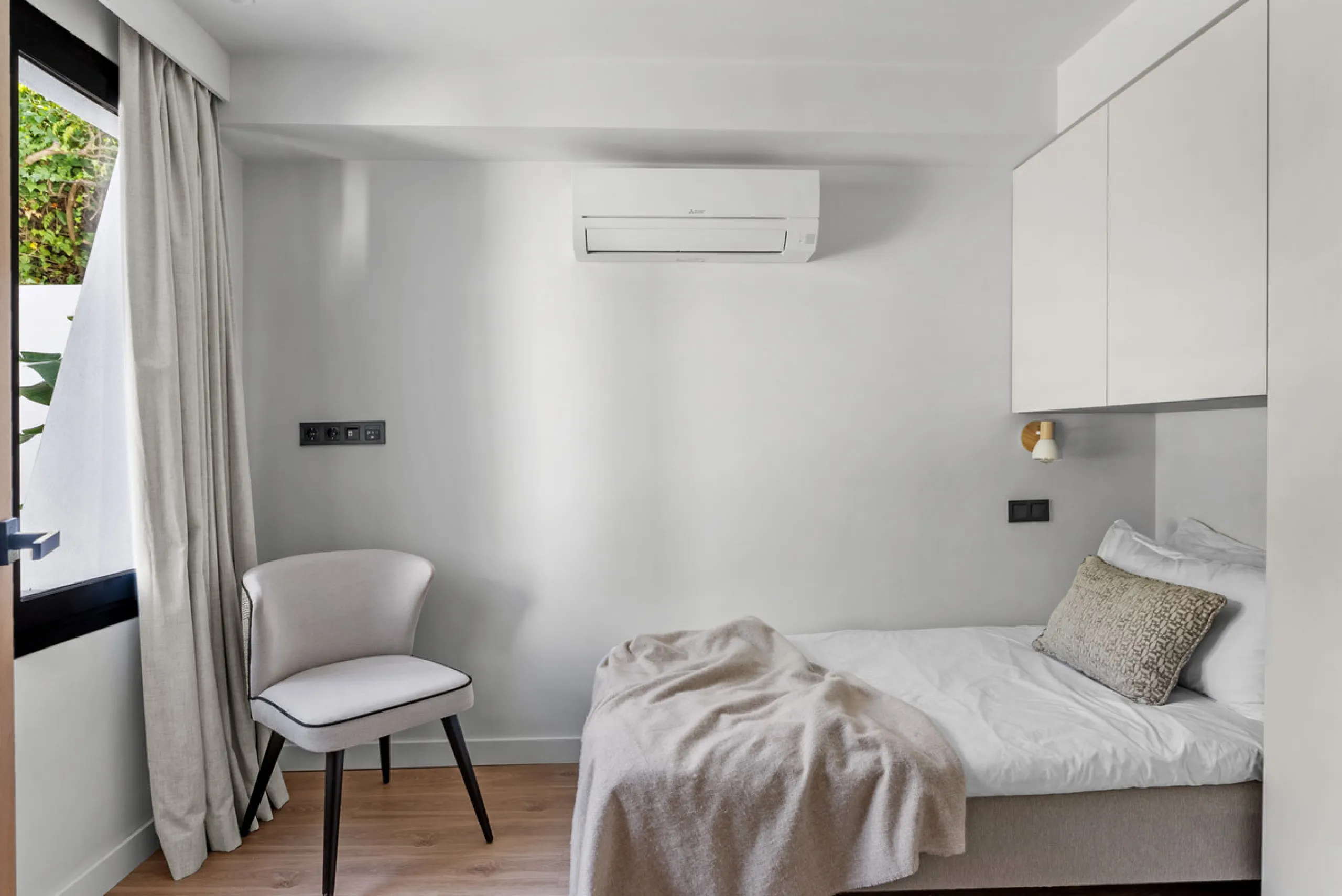 Nestled in the heart of Nueva Andalucía, Villa Vanessa is a stunning Scandinavian-style villa where modern elegance meets timeless design. Benefiting from an ideal southwest orientation, the villa enjoys all-day sunlight and unobstructed panoramic views o