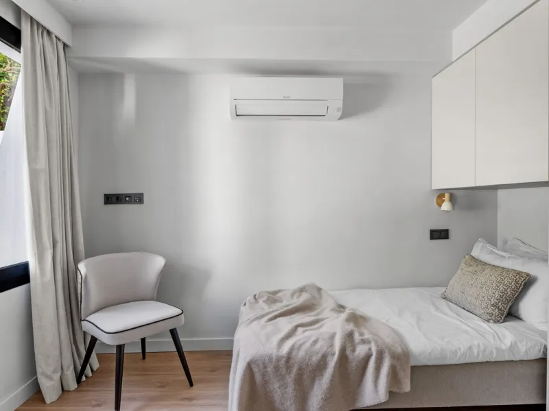 Nestled in the heart of Nueva Andalucía, Villa Vanessa is a stunning Scandinavian-style villa where modern elegance meets timeless design. Benefiting from an ideal southwest orientation, the villa enjoys all-day sunlight and unobstructed panoramic views o