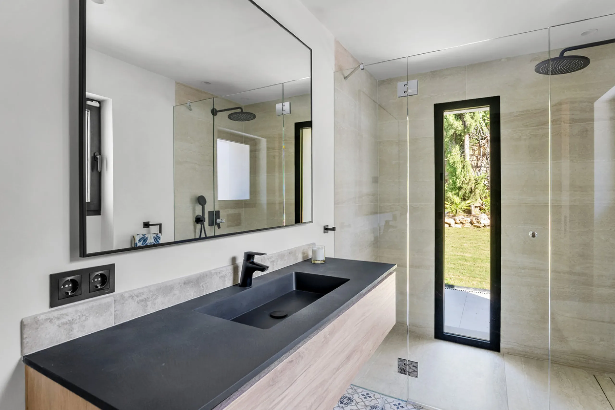 Nestled in the heart of Nueva Andalucía, Villa Vanessa is a stunning Scandinavian-style villa where modern elegance meets timeless design. Benefiting from an ideal southwest orientation, the villa enjoys all-day sunlight and unobstructed panoramic views o