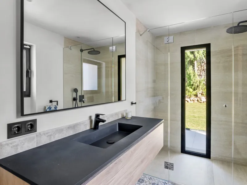Nestled in the heart of Nueva Andalucía, Villa Vanessa is a stunning Scandinavian-style villa where modern elegance meets timeless design. Benefiting from an ideal southwest orientation, the villa enjoys all-day sunlight and unobstructed panoramic views o