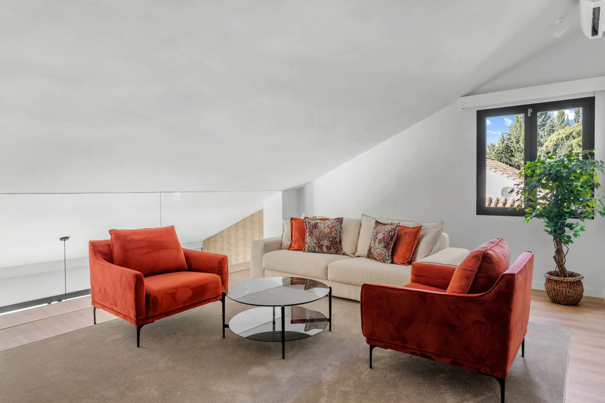 Nestled in the heart of Nueva Andalucía, Villa Vanessa is a stunning Scandinavian-style villa where modern elegance meets timeless design. Benefiting from an ideal southwest orientation, the villa enjoys all-day sunlight and unobstructed panoramic views o