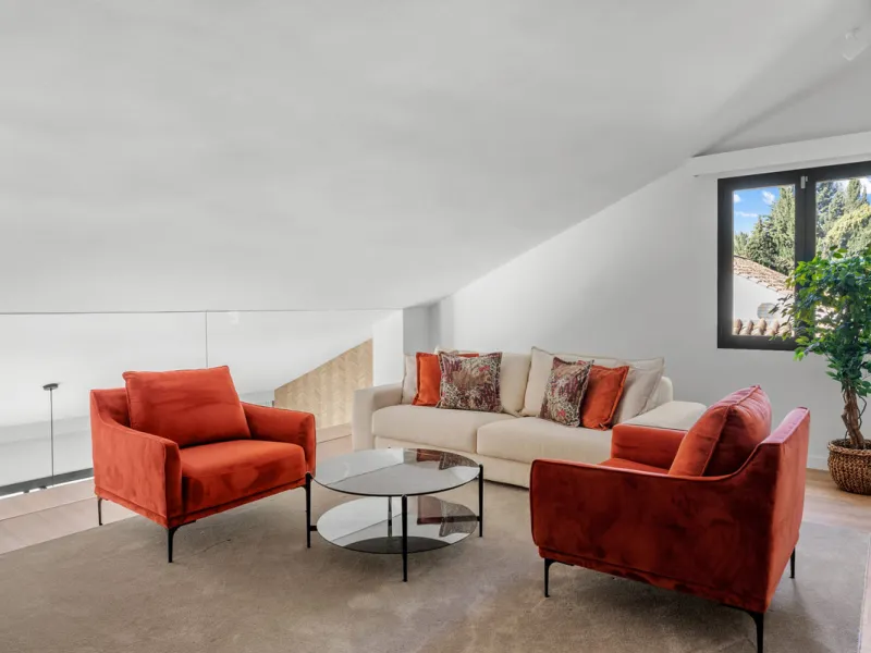 Nestled in the heart of Nueva Andalucía, Villa Vanessa is a stunning Scandinavian-style villa where modern elegance meets timeless design. Benefiting from an ideal southwest orientation, the villa enjoys all-day sunlight and unobstructed panoramic views o