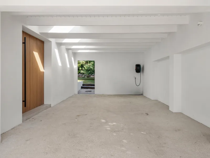 Nestled in the heart of Nueva Andalucía, Villa Vanessa is a stunning Scandinavian-style villa where modern elegance meets timeless design. Benefiting from an ideal southwest orientation, the villa enjoys all-day sunlight and unobstructed panoramic views o