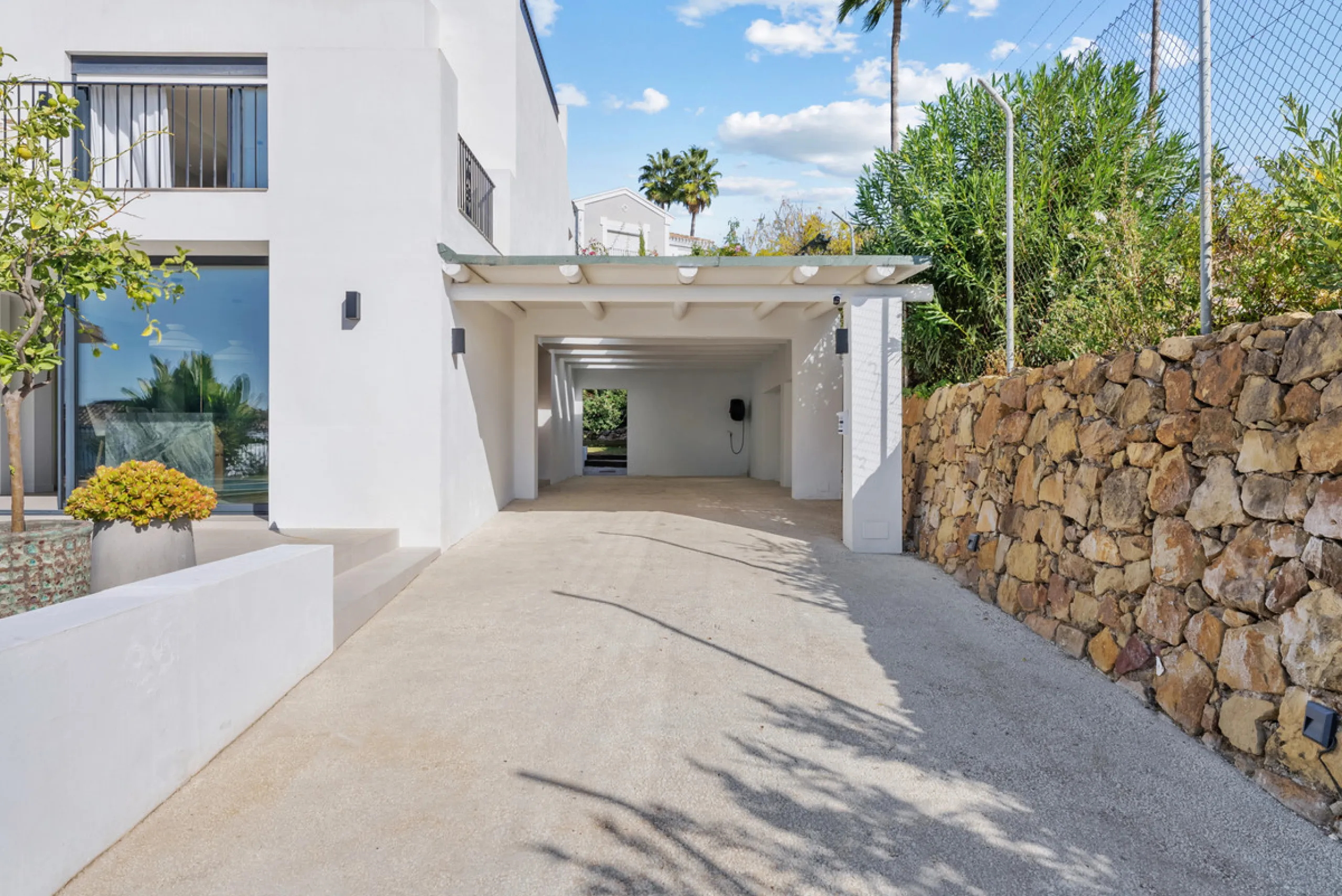 Nestled in the heart of Nueva Andalucía, Villa Vanessa is a stunning Scandinavian-style villa where modern elegance meets timeless design. Benefiting from an ideal southwest orientation, the villa enjoys all-day sunlight and unobstructed panoramic views o