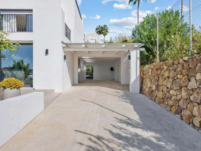 Nestled in the heart of Nueva Andalucía, Villa Vanessa is a stunning Scandinavian-style villa where modern elegance meets timeless design. Benefiting from an ideal southwest orientation, the villa enjoys all-day sunlight and unobstructed panoramic views o